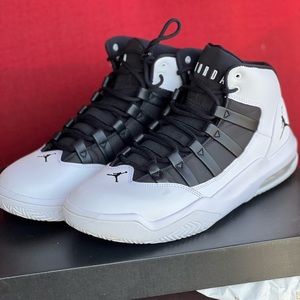 Nike Jordan Max Aura